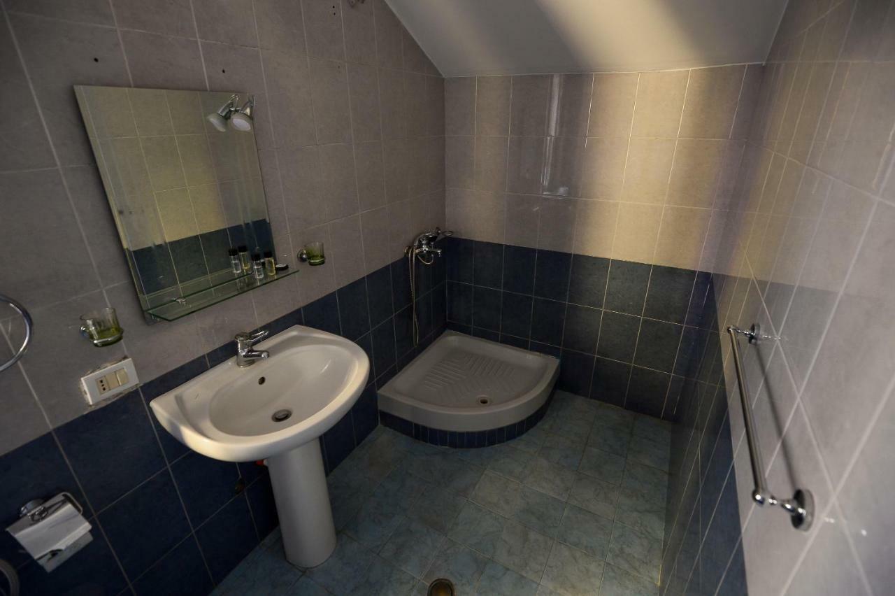 Hotel Niku Тирана Экстерьер фото